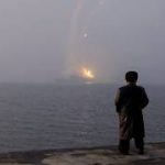 La Corée du Nord soupçonnée de lancement de missile balistique après des exercices militaires trilatéraux avec les États-Unis, la Corée du Sud et le Japon.