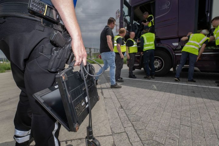 La douane du port d'Anvers confrontée à des pannes persistantes de scanners dans sa lutte contre le trafic de drogue