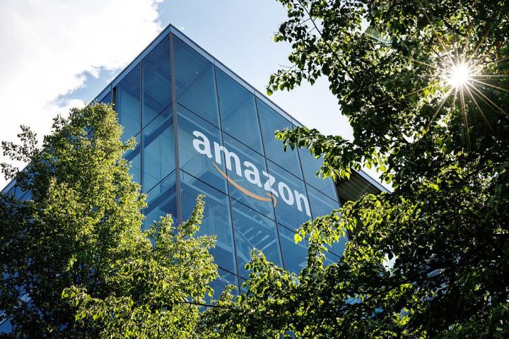 La FTC et 22 États poursuivent Amazon pour des frais publicitaires cachés.