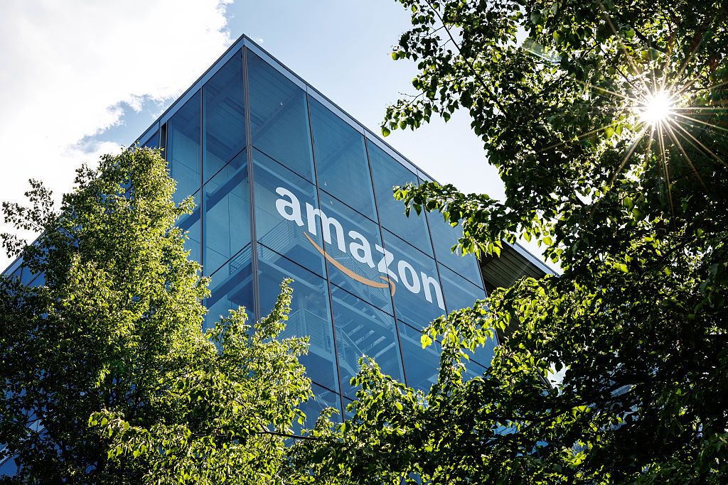 La FTC et 22 États poursuivent Amazon pour des frais publicitaires cachés.