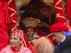 La nouvelle déesse vivante du Népal, Kumari, commence sa tournée dans la ville à l'occasion du festival Indra Jatra.