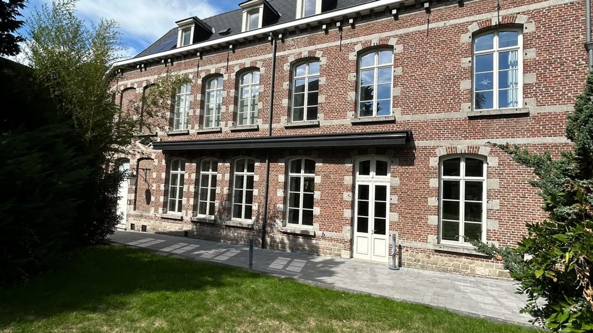 La province de Hainaut met en vente la Maison de la Réunion à Mons