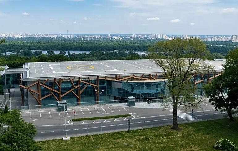 La Russie attaque Kyiv à deux reprises en une journée, ciblant le centre d'exposition Parkovy
