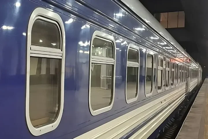 La Russie frappe un dépôt ferroviaire de Kyiv par des missiles balistiques, faisant sept morts