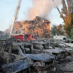 La télévision belge filme les conséquences d'une frappe russe dans le district Dniprovskyi de Kyiv, faisant une victime