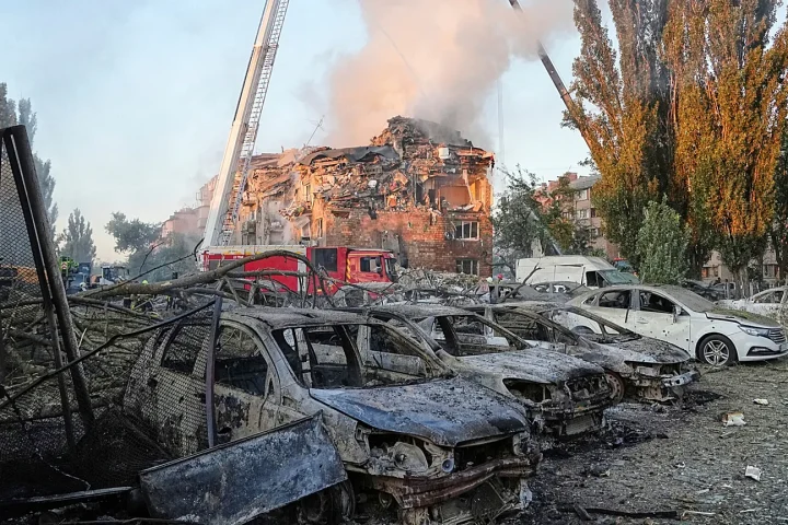 La télévision belge filme les conséquences d'une frappe russe dans le district Dniprovskyi de Kyiv, faisant une victime