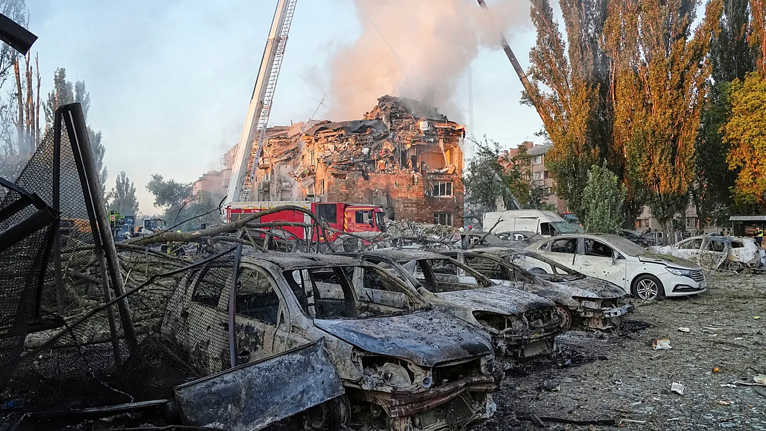 La télévision belge filme les conséquences d'une frappe russe dans le district Dniprovskyi de Kyiv, faisant une victime