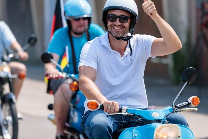 L'AfD enregistre un succès électoral historique avec un changement de ton optimiste.