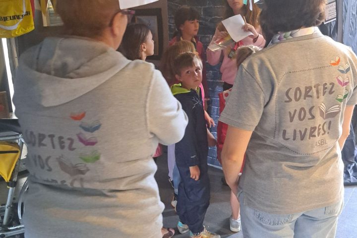 L’association belge "Sortez vos livres" encourage la lecture auprès des jeunes et des familles par des actions communautaires.