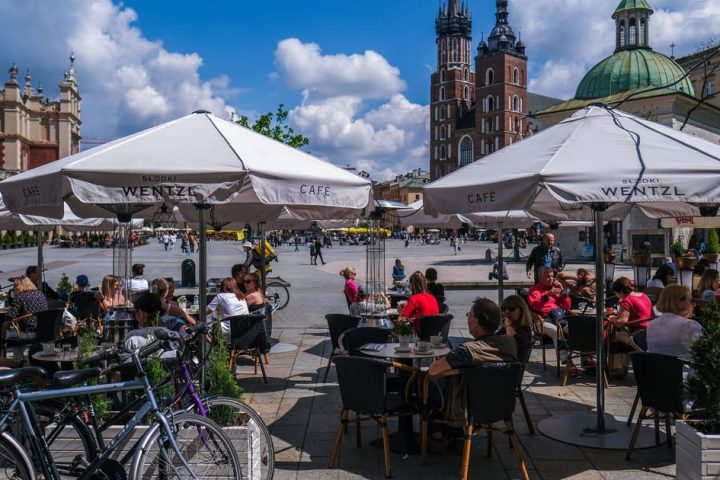 Le candidat indépendant Łukasz Gibała se qualifie pour le second tour des élections à la mairie de Cracovie contre un rival soutenu par Tusk