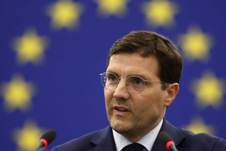 Le comité de l'UE examinera un éventuel interdiction du parti d'extrême droite Europe des Nations Souveraines.