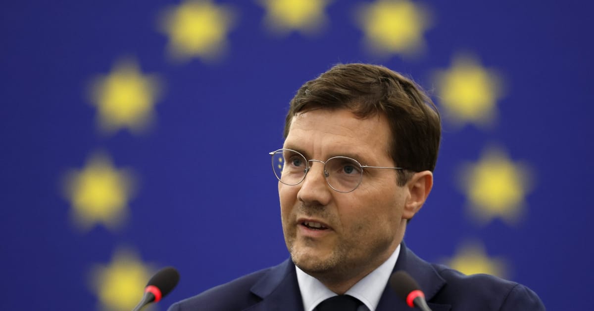 Le comité de l'UE examinera un éventuel interdiction du parti d'extrême droite Europe des Nations Souveraines.