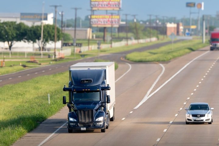 Le directeur financier d'Aurora affirme que l'objectif de 30 000 camions autonomes d'ici 2030 est réalisable.