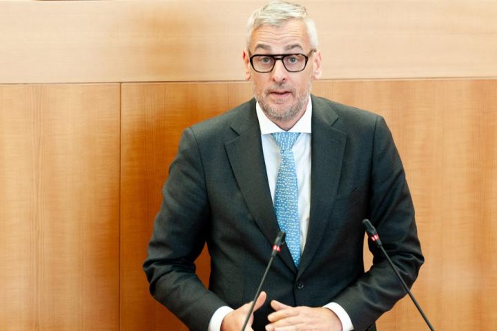 Le gouvernement bruxellois abandonne la proposition de plafonnement des salaires des fonctionnaires après des négociations avec les syndicats