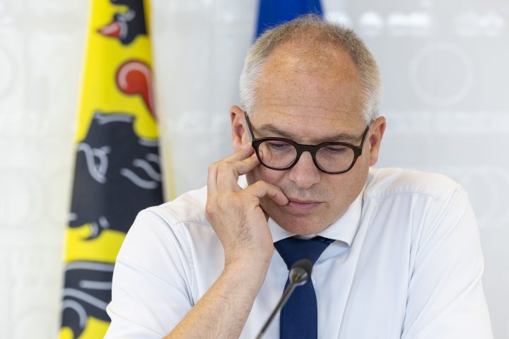 Le gouvernement flamand doit surmonter des défis de dernière minute pour finaliser le budget 2027 avant la deadline.