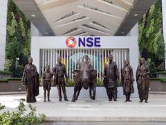 Le marché indien des actions reste stable après la hausse des taux de la Fed ; le Sensex gagne 80 points, le Nifty au-dessus de 23 200.