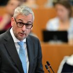 Le ministre bruxellois critique les coupes fédérales dans le soutien au logement d'urgence lors des négociations en cours