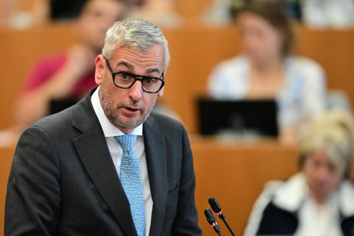 Le ministre bruxellois critique les coupes fédérales dans le soutien au logement d'urgence lors des négociations en cours