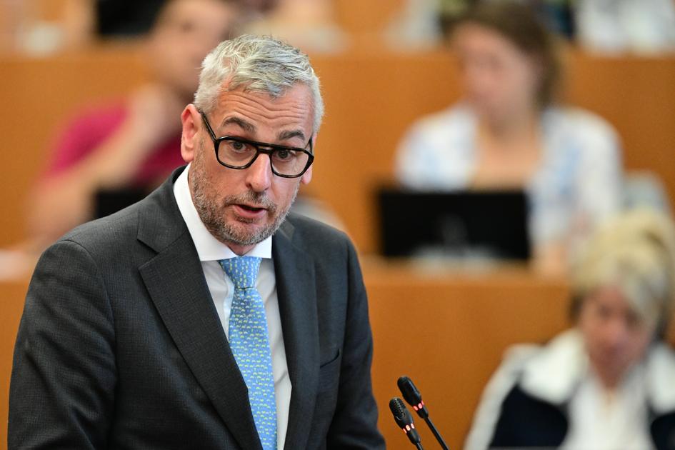 Le ministre bruxellois critique les coupes fédérales dans le soutien au logement d'urgence lors des négociations en cours