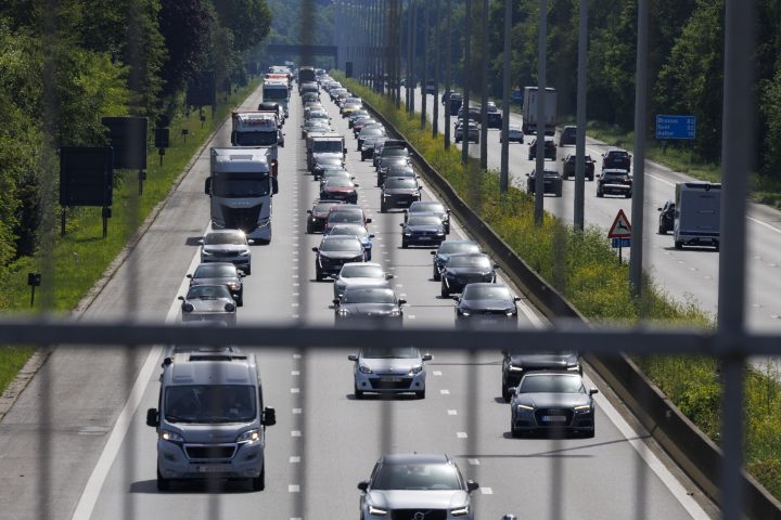 Le nombre de voitures de société en Belgique dépasse les 586 000 malgré les controverses en cours.