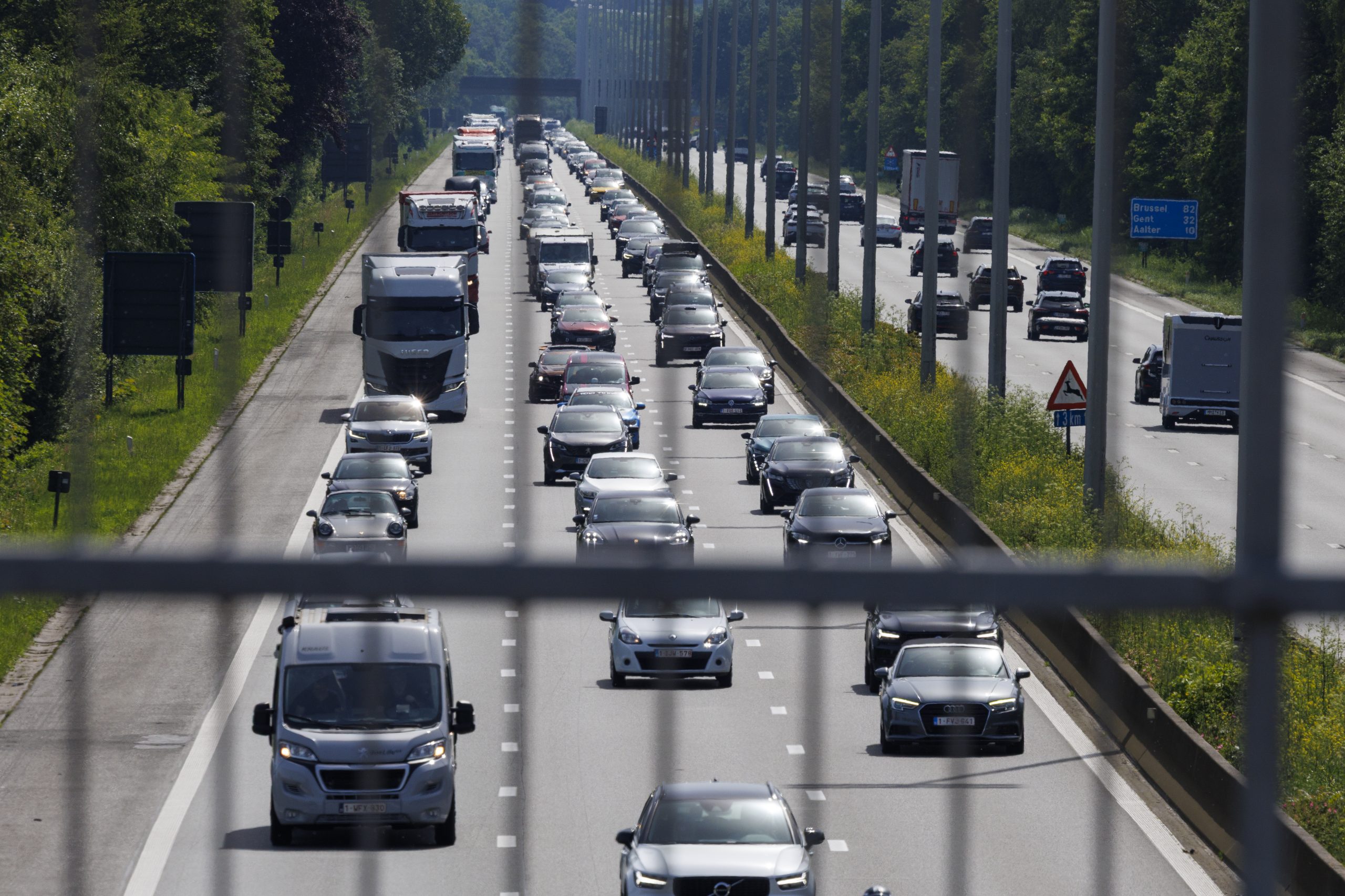 Le nombre de voitures de société en Belgique dépasse les 586 000 malgré les controverses en cours.
