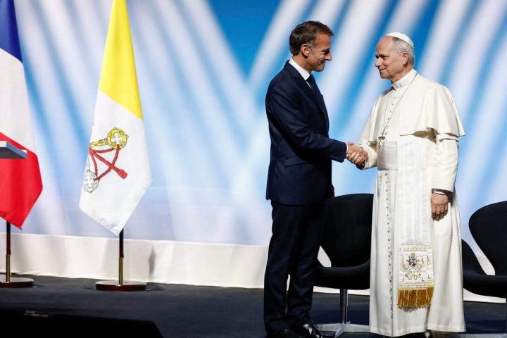 Le pape appelle au compromis pour parvenir à la paix en Ukraine lors de sa visite en France