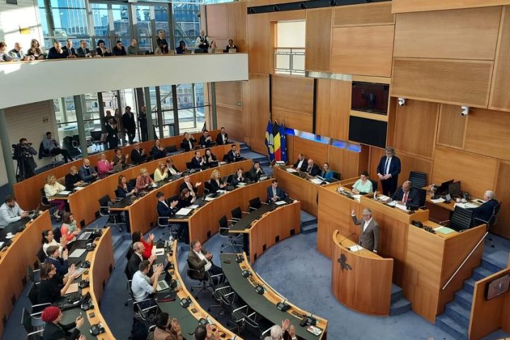 Le Parlement bruxellois soutient une résolution d’Ecolo contre la loi fédérale sur les entrées à domicile pour expulsions