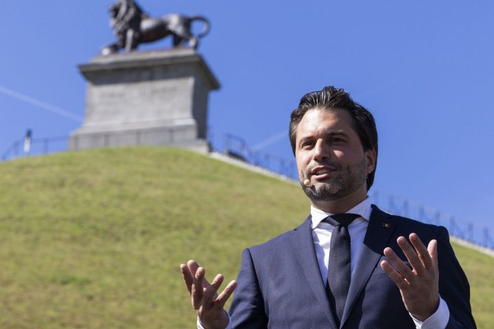 Le président du MR, Bouchez, affirme que rejeter de nouveaux impôts est essentiel pour l’avenir de la Belgique