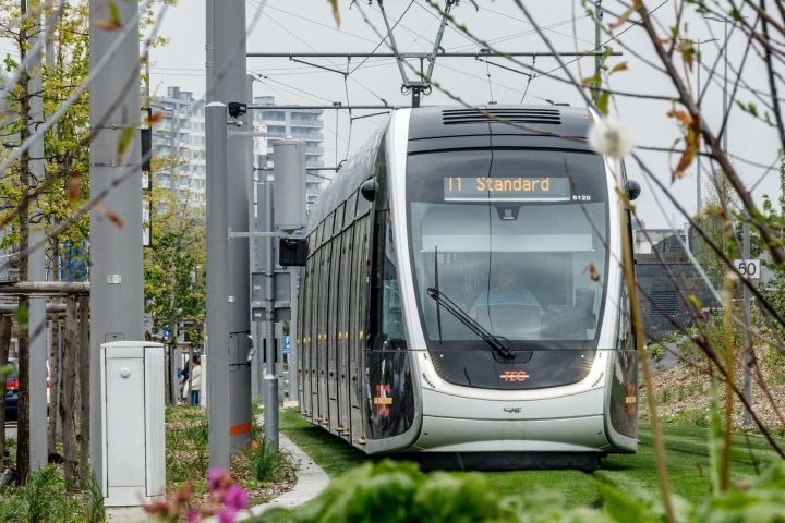 Le projet de tram de Liège confronté à un coût de 1,3 milliard d'euros et à des carences de planification importantes, selon la Cour des comptes.