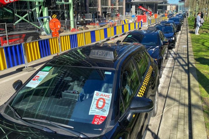 Le PS propose un report de deux ans de l'électrification de la flotte de taxis à Bruxelles