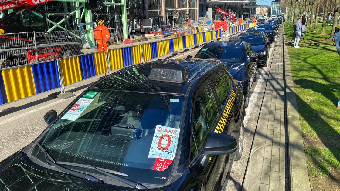 Le PS propose un report de deux ans de l'électrification de la flotte de taxis à Bruxelles