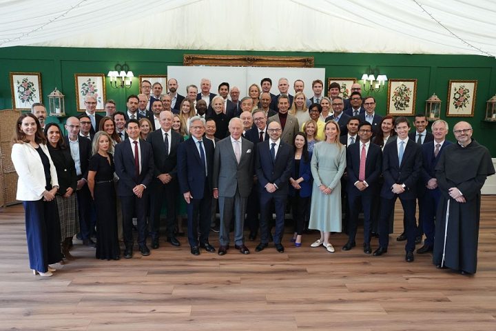 Le roi Charles souligne la nécessité d'une régulation de l'IA lors d'un sommet privé avec des leaders technologiques.