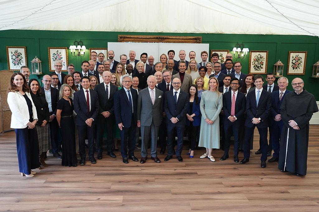 Le roi Charles souligne la nécessité d'une régulation de l'IA lors d'un sommet privé avec des leaders technologiques.