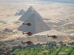 L'équipe Sarang de l'IAF présente des manœuvres d'hélicoptères lors du salon aéronautique d'El Alamein en Égypte