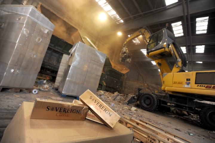 Les autorités douanières anticipent une année record pour le démantèlement d'usines de tabac illégales en Belgique