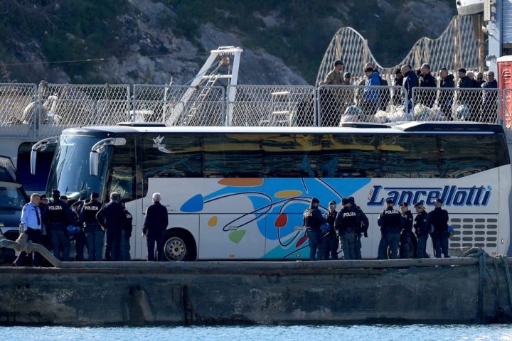 Les demandes d'asile dans l'UE diminuent fortement avec les nouvelles politiques migratoires.