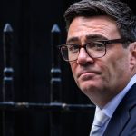 Les engagements ambitieux de Burnham rencontrent des défis immédiats au parlement