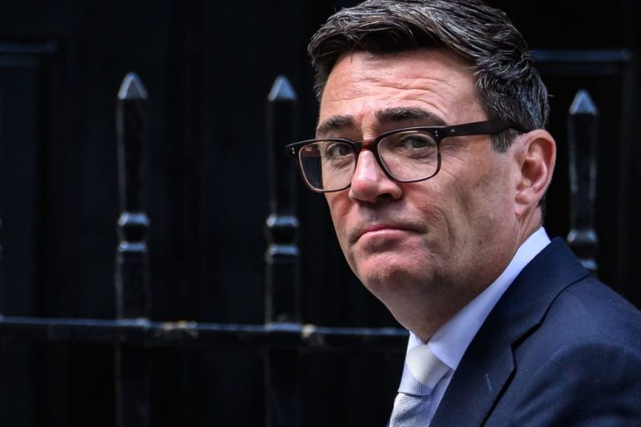 Les engagements ambitieux de Burnham rencontrent des défis immédiats au parlement