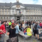 Les enseignants de Liège manifestent contre les mesures d'austérité du gouvernement et prévoient des grèves hebdomadaires.