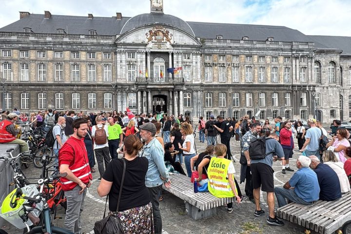 Les enseignants de Liège manifestent contre les mesures d'austérité du gouvernement et prévoient des grèves hebdomadaires.