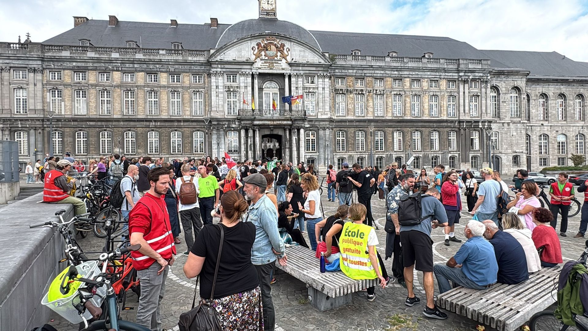 Les enseignants de Liège manifestent contre les mesures d'austérité du gouvernement et prévoient des grèves hebdomadaires.