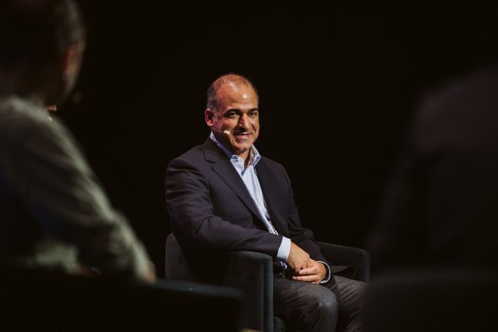 Les entreprises de modèles mondiaux gardent le secret sur leurs applications et stratégies de commercialisation.