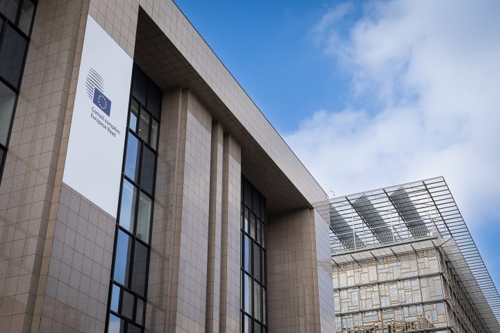 Les États membres de l'UE prolongent les sanctions contre la Russie tout en retirant deux oligarques de la liste.