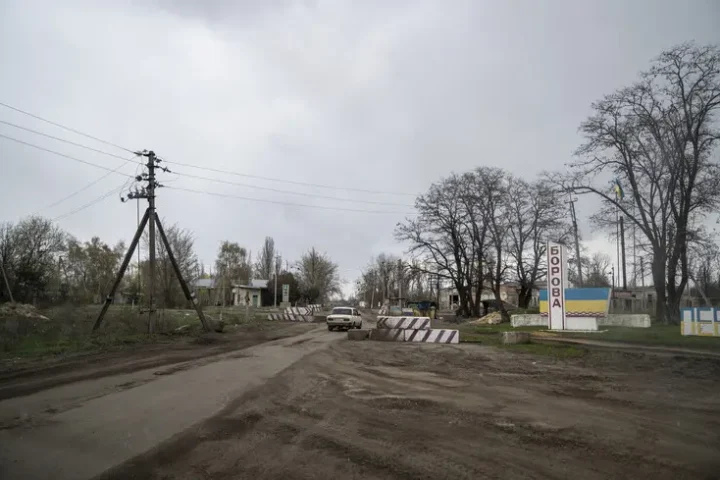 Les forces russes adaptent leurs tactiques dans l'assaut en cours près de Borova dans la région de Kharkiv