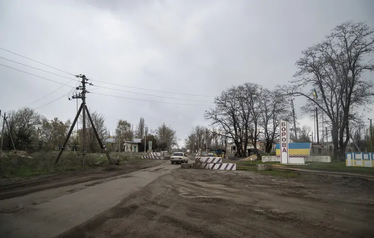 Les forces russes adaptent leurs tactiques dans l'assaut en cours près de Borova dans la région de Kharkiv