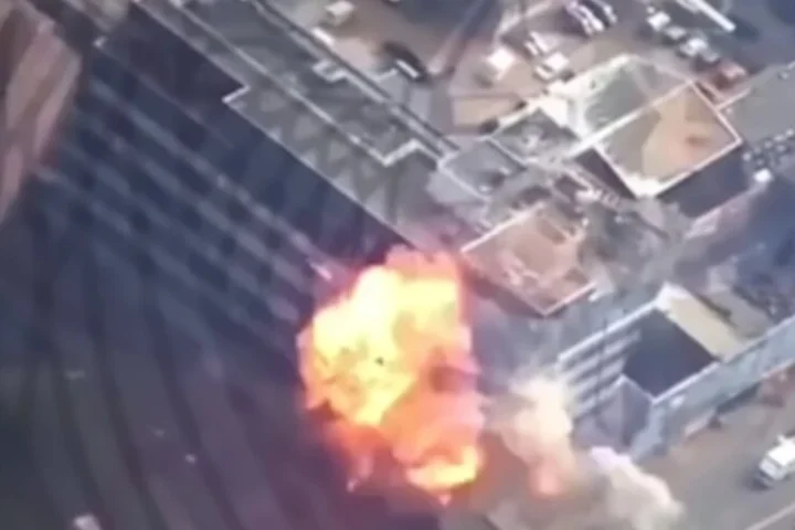 Les forces russes publient une vidéo d'une frappe sur le centre d'affaires Inkom à Kyiv