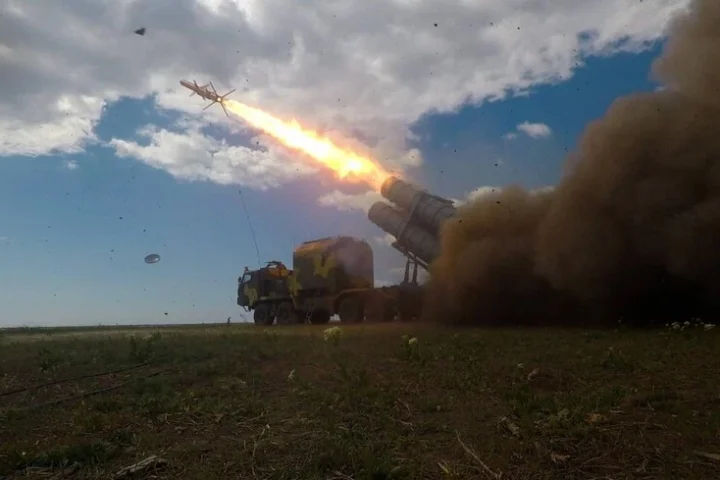 Les forces ukrainiennes ciblent l'usine optico-mécanique d'Azov et la raffinerie de pétrole d'Ilsk en Russie