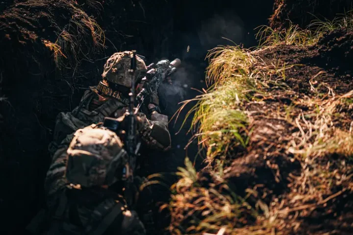 Les forces ukrainiennes neutralisent une position russe près de la rivière Chornyi Zherebets, perturbant leurs plans offensifs.