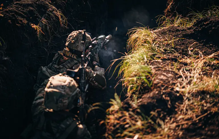 Les forces ukrainiennes neutralisent une position russe près de la rivière Chornyi Zherebets, perturbant leurs plans offensifs.