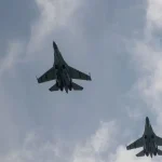 Les pilotes ukrainiens confrontés à des pénuries critiques de missiles pour F-16 et systèmes Patriot